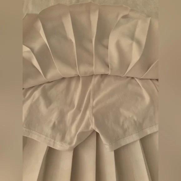 Elegant white Pleated Skirt - Picture 2 of 2